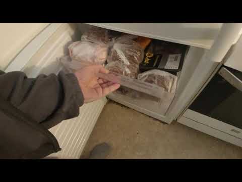 MongoTV_6123 - TAGER PAKKE MEDISTERPØLSE UD AF FRYSER TORSDAG EFTERMIDDAG