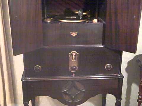 MARGARET YOUNG BENNIE KRUEGER - SEVEN OR ELEVEN - ROARING 20'S VICTROLA RADIOLA.MP4