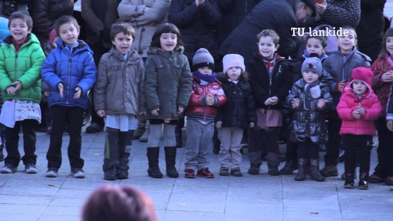 Aiton-amonei eskerrak emateko Gaztainerre Eguna ospatu dute Arizmendi Ikastolako Basabeazpi gunean