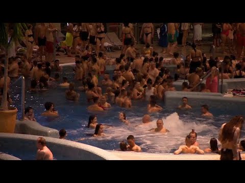 Covid: per gli ungheresi la seconda ondata è inevitabile. Tanto vale divertirsi