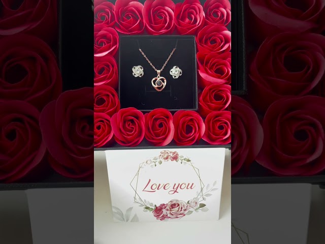 Vídeo relacionado con Rosa Roja Real Preservada,Eterna Hecha a Mano Rosa,Flores Románticos Caja Regalo para Ella Día la Madre San Valentín Navidad Matrimonio Mujeres Novias Compromiso Esposa Abuela Aniversario Cumpleaños