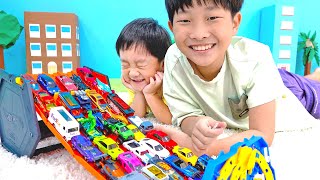 Yejun and Yesung Plays with Hot Wheels Car Toys