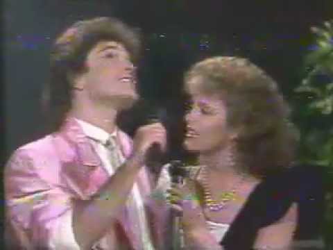 Laura Flores y Sergio Facheli - Lo Que Me Tiene Aqui