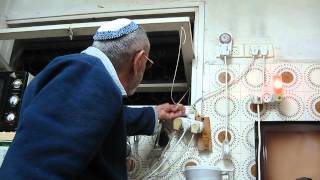 שליטה מהירה לפתיחה חלון המטבח (ידידנו היקר משה רצון ז"ל) - התמונה מוצגת ישירות מתוך אתר האינטרנט יוטיוב. זכויות היוצרים בתמונה שייכות ליוצרה. קישור קרדיט למקור התוכן נמצא בתוך דף הסרטון