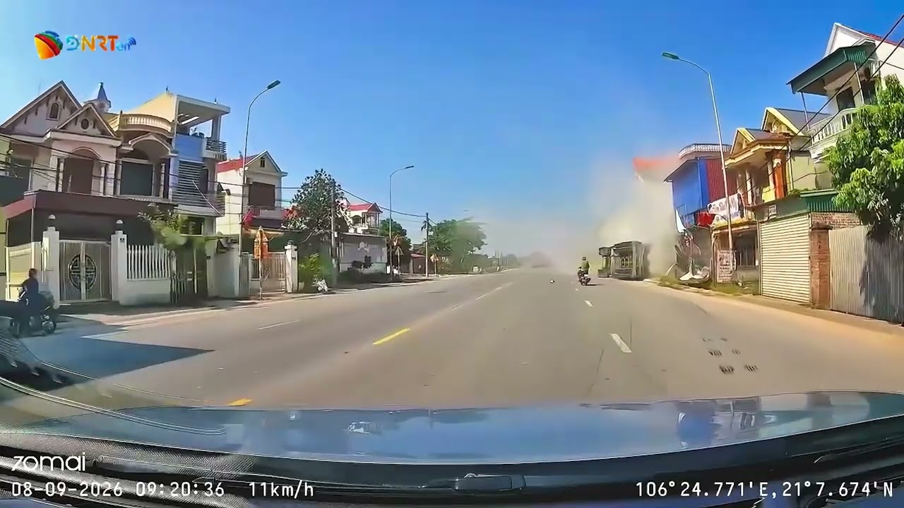 XE BỒN LAO VÀO NHÀ DÂN SAU CÚ ĐÁNH LÁI TRÁNH VA CHẠM