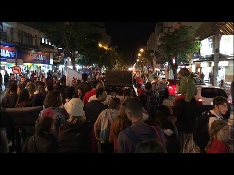 Manifestantes saem em passeata pelo Centro de Friburgo contra a reforma da Previdência