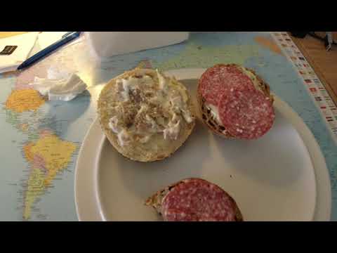 MongoTV_6560 - Min Aftensmad - BOLLER Med PØLSE og KYLLING-BACON SALAT