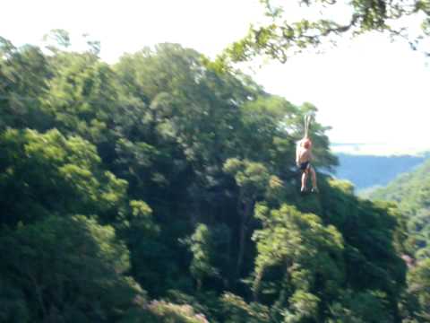 Helinho descendo a Tirolesa no Saltão