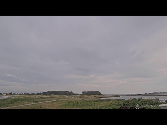 アセンス／トロー気象観測所（トロー（Torø）はフュン島南西部のアセンス沖に浮かぶ小島で、手前には湿地帯と干潟が広がり、沖合に島の緑）