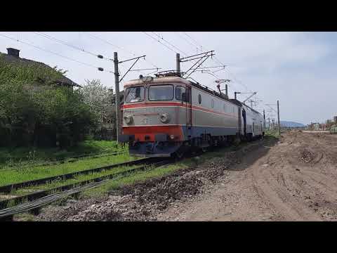 R Simeria - Cluj Napoca la ieşire din Simeria cu 060 EA1 105 / 41 105-7 a depoului Braşov cu salut