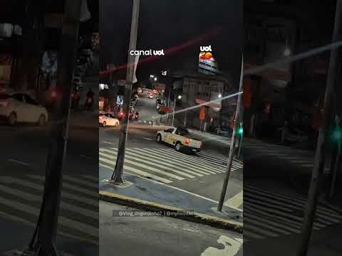 Motociclista flagra carro da CET avançando sinal vermelho em Taboão da Serra (SP)
