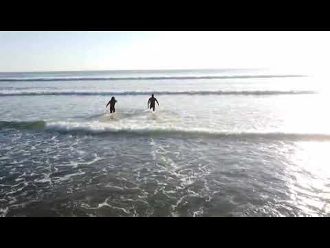 Drone Footage vun Hobuck Beach a Surfer