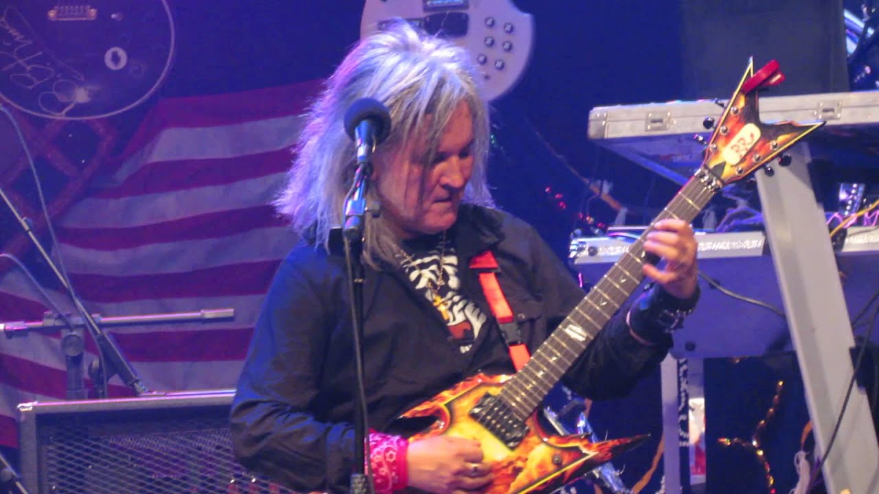 ROBERTINHO DE RECIFE & METAL MANIA
