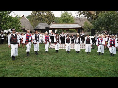 Joc în sat - Ansamblul Folcloric Național Transilvania (3)