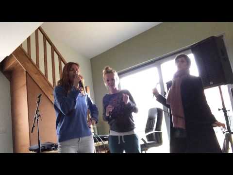 DE GRIETJES VOLOP AAN HET REPETEREN....  'uhum'