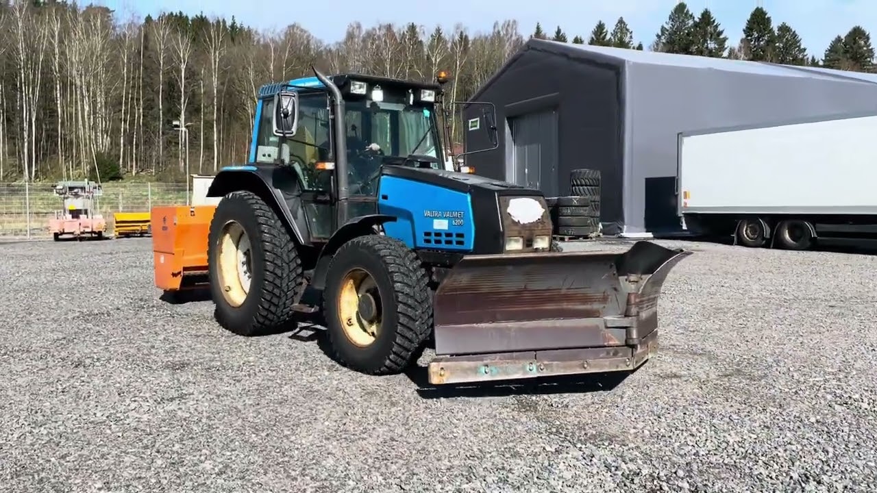 Valtra Valmet 6200-4 Traktor vikplog och bogserad sandspridare -  - Manuell - blå - 1998