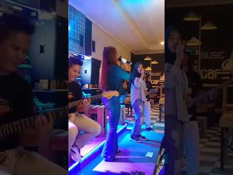 rocker wati bawakan lagu dangdut niik😂😂