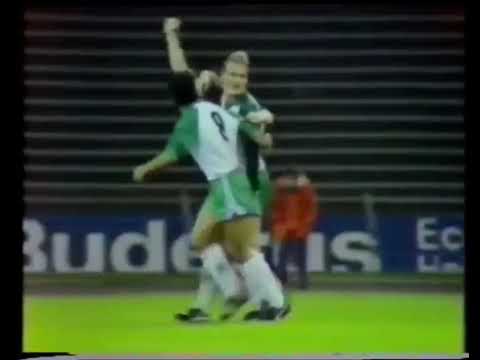 Rudi Voller (Werder Bremen) - 10/10/1984 - Schalke 04 2x2 Werder Bremen - 1 gol