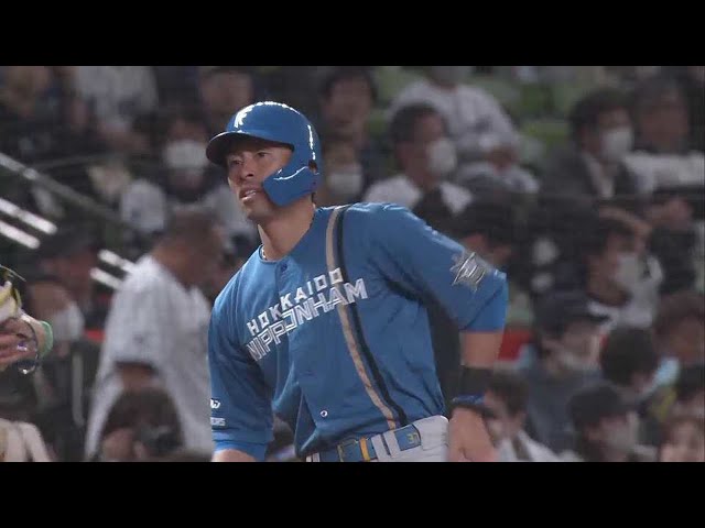 【9回表】ファイターズ・江越大賀 高く上がった打球はライトオーバーのタイムリー3ベース!!  2023年5月2日 埼玉西武ライオンズ 対 北海道日本ハムファイターズ