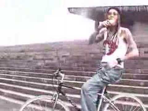 Hakuei eating icecream