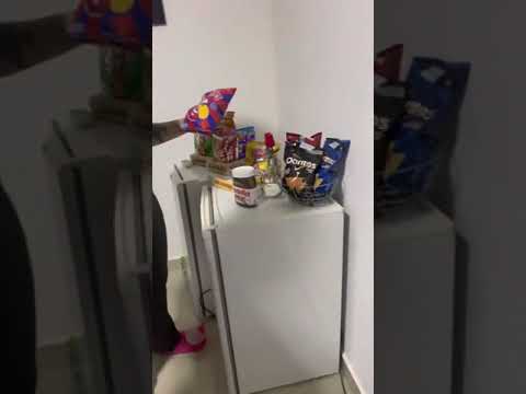 TENHO QUE PAGAR PARA COMER ELA!