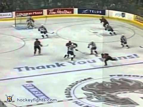 Hockeyfighters.cz  Darcy Hordichuk vs Chris Simon Dec 27, 2005.wmv