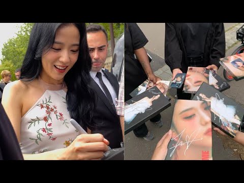 Jisoo's love for fans never change🥺❤️Greeting with fans before leaving after Dior Cruise in Paris🇫🇷