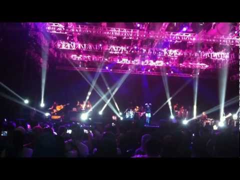 Ella - Dua Insan Bercinta at Ella and Awie Live concert in Singapore 2012