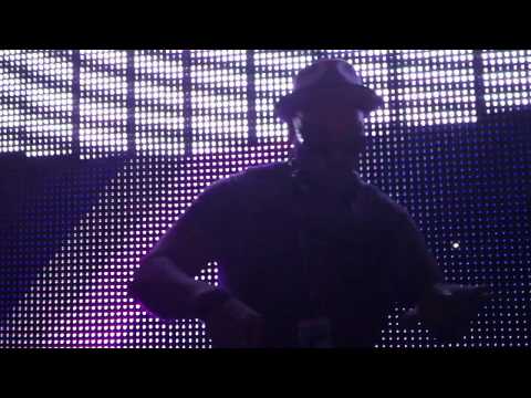 Juicy Beach 2012: Roger Sanchez with Some CRAZY Mixing and Scratching