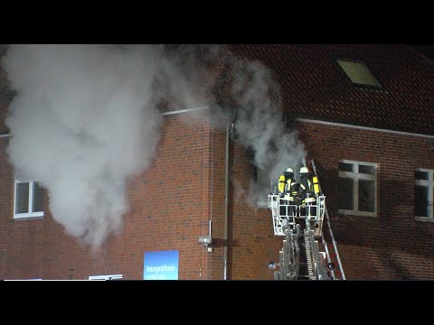 DRAMATISCHES FEUER IN ASYLUNTERKUNFT - BEWOHNER RETTEN SICH IN PANIK AUFS DACH