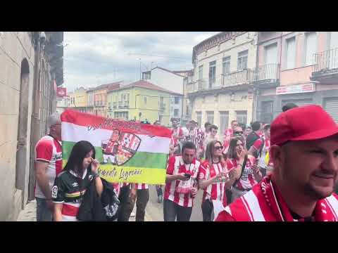La afición de la UD Logroñés toma las calles de Guijuelo