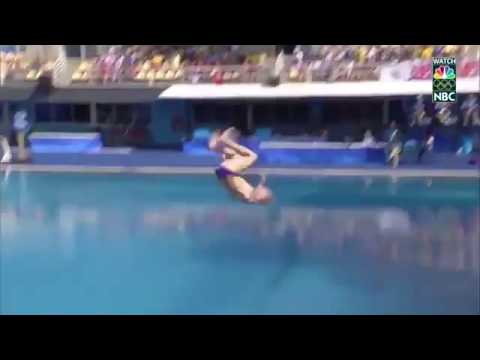 O russo Ilya Zakharov cai de cara na água.