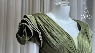 فستان شيفون زيتي درابيه على الصدر وأكمام على شكل ورد بنهايات فضية