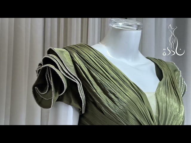 فستان شيفون زيتي درابيه على الصدر وأكمام على شكل ورد بنهايات فضية