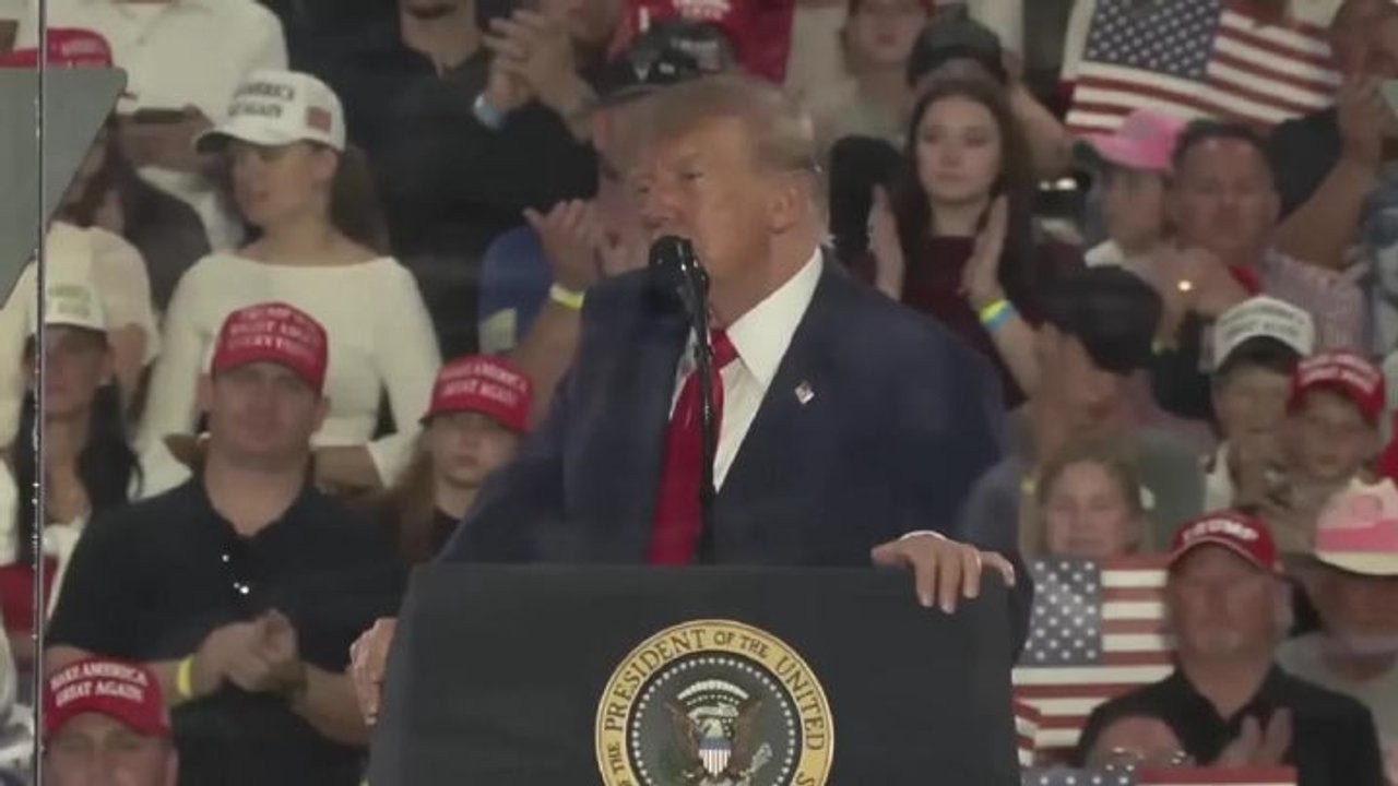 Trump: Melania mi prega sempre di non ballare sul palco e di non fare il trans alle olimpiadi