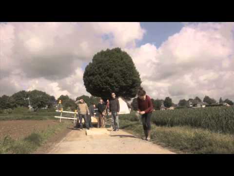 Thumbnail of the video: De Smet (short film) presents "Another One Bites The Dust"