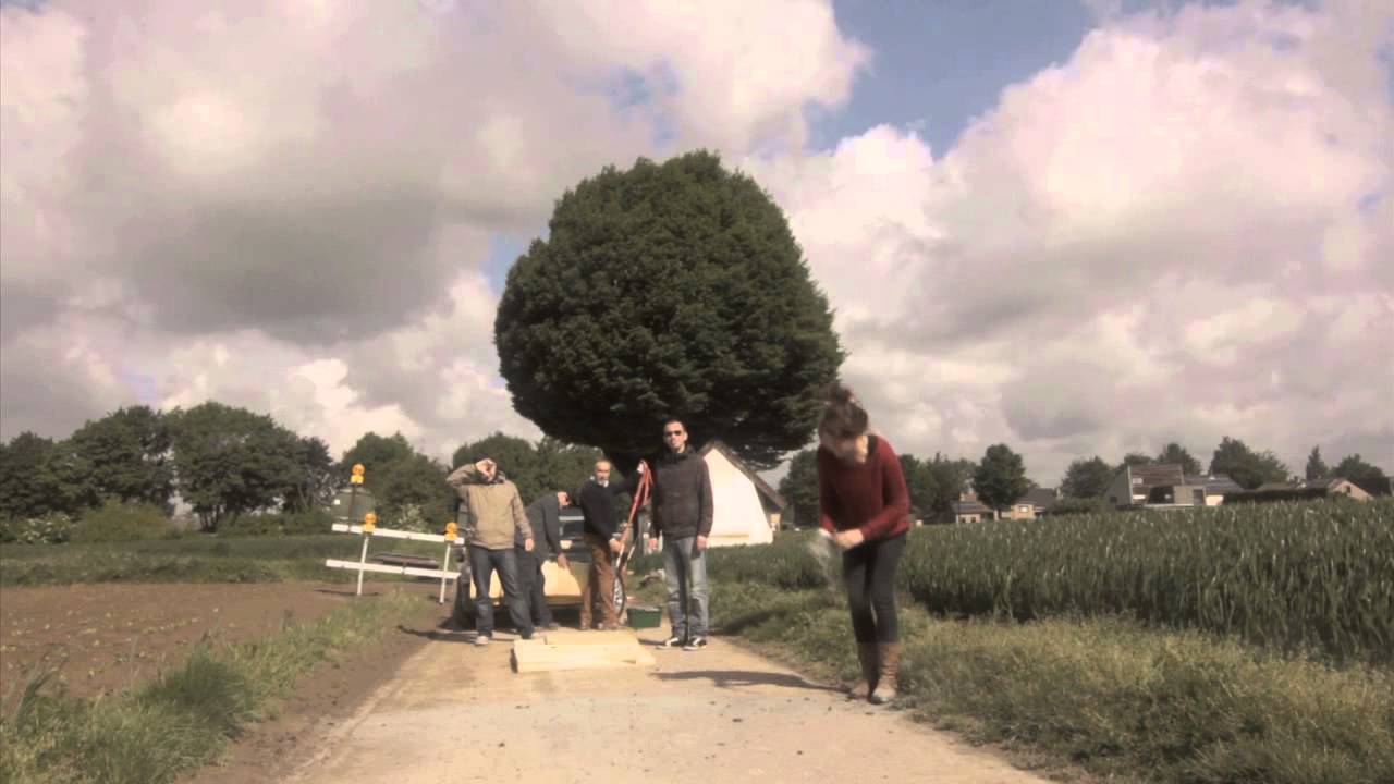 De Smet (short film) presents "Another One Bites The Dust"