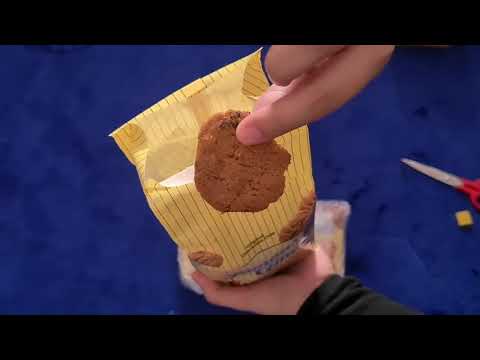 Unboxing Famous Amos cookies