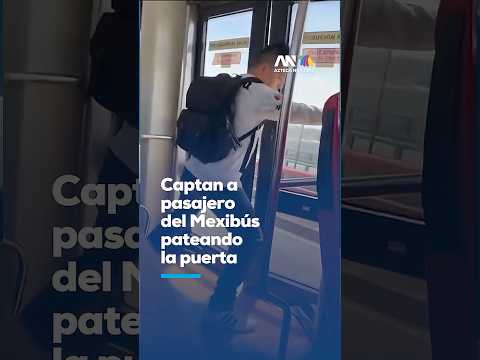 Pasajero del Mexibús pierde el control y casi derriba la puerta en plena autopista