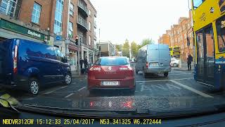 BMW Ní fheiceann an tiománaí an solas dearg