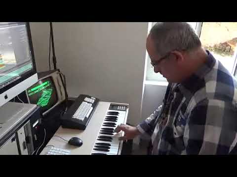 Ronaldo Lopes Teixeira (Rolt) testando o Fairlight na SynthFest 2019