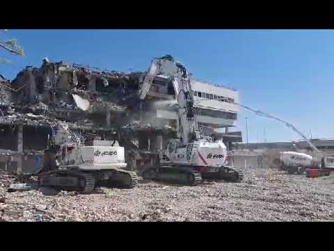 ROMA italy . i 2 escavatori da demolizione più grandi della DESPE S.P.A . CAT 6015B e LIEBHERR 984