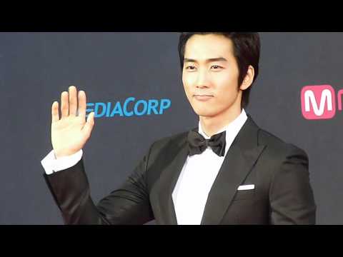111129 Song Seunghun @ MAMA SG Red Carpet 2011 ( Fancam )