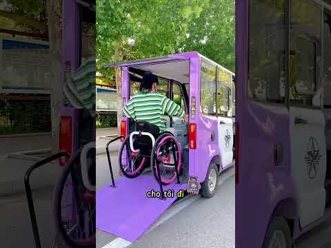 Cô ấy phải ngồi xe lăn 😳