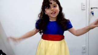 Ganhando sapatilha nova da Ariel, virou princesa Branca de Neve.