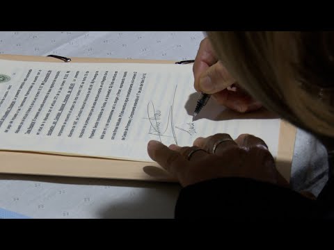 Imágenes de entrega de escrituras colectivas de Mevir en Chamizo