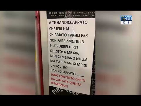Parcheggia in un posto riservato ai disabili e sfoga la rabbia per la multa con un cartello shock