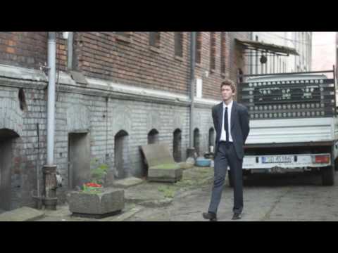 Spacer po pozostałościach fabryki "Calisia"