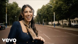 Izzy Escobar - Sunny in London (Official Music Video)