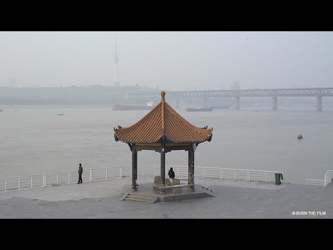 河流 奔跑着 倒映着
